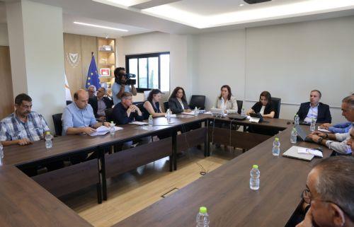 Κάμερες στα σχολικά λεωφορεία εξετάζει η κυβέρνηση, λέει η Υπουργός Μεταφορών