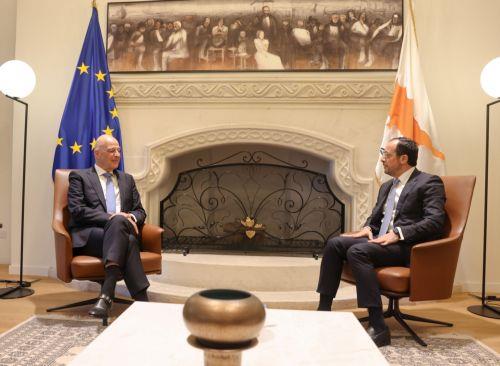 Είμαστε πάντοτε δίπλα σας διαβεβαίωσε τον ΠτΔ ο Δένδιας, αύξηση στα κονδύλια για άμυνα λέει ο Πρόεδρος