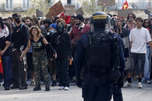 Το Ιράν καλεί τον Γάλλο πρέσβη για «βίαιη καταστολή» των σχολικών διαδηλώσεων