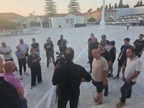 Διαμαρτυρία για το κολυμβητήριο Πάφου που παραμένει κλειστό για αθλητές