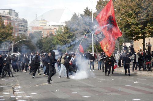 Αλβανία: Μπαραζ μολότοφ, δακρυγόνων και πετροπόλεμος στα Τίρανα
