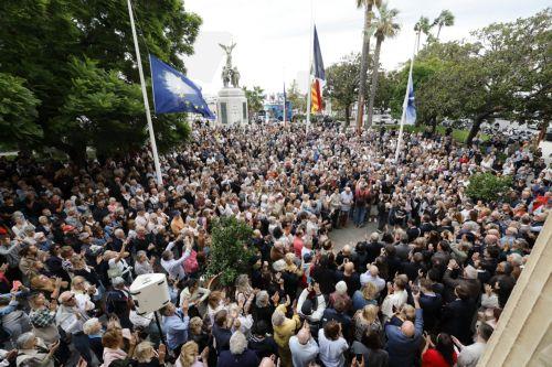 Κομισιόν: Προστασία δικαιώματος στην ειρηνική διαδήλωση και στήριξη στις γαλλικές αρχές