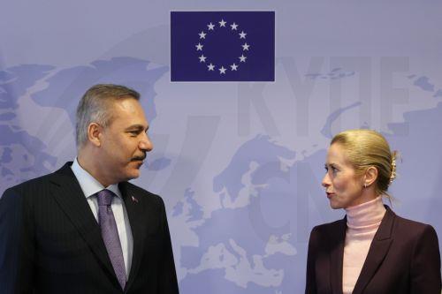 Το τουρκολιβυκό μνημόνιο παραβιάζει κυριαρχικά δικαιώματα είπε η Κάλας που συζήτησε και Κυπριακό με Φιντάν