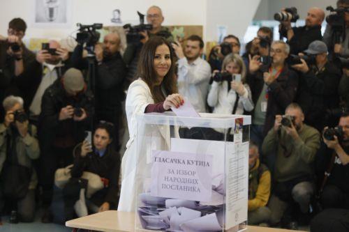 Μεγάλη η προσέλευση στις κάλπες στη Σερβία