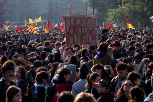 Διαδηλώσεις στις μεγαλύτερες ιταλικές πόλεις κατά της ακρίβειας και των εξοπλισμών
