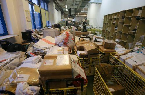 Ευρωπαϊκά ταχυδρομεία περιορίζουν τις αποστολές δεμάτων στις ΗΠΑ
