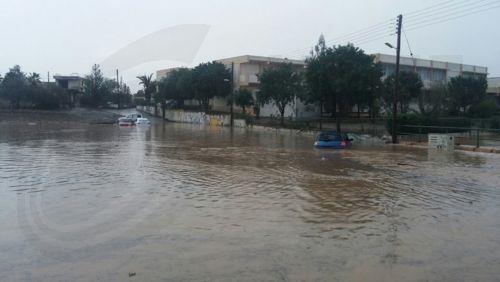 Ρυμούλκηση οχήματος και άντληση νερού από υπόγειο λόγω έντονης βροχής στη Λάρνακα