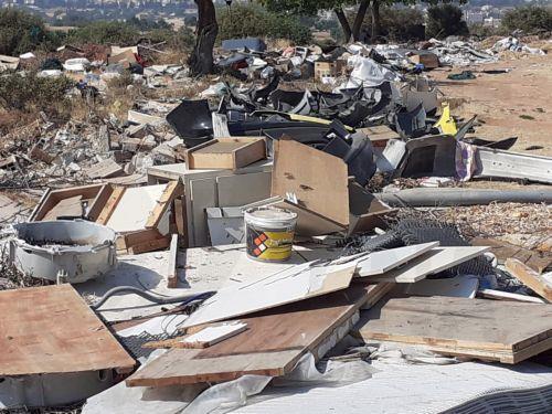 Αύξηση προστίμων για σκυβαλότοπους, βουλευτές μιλούν για έλεγχο από τον υπόκοσμο