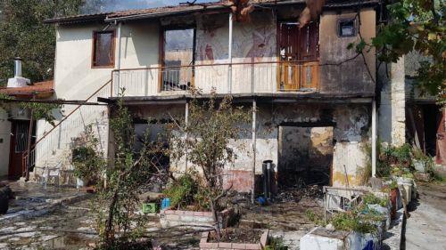 Πυρκαγιά σε οικία και όχημα αντιμετώπισε η  Πυροσβεστική μέχρι το πρωί