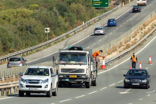 Πρόταση νόμου για απαγόρευση διακίνησης βαρέων οχημάτων και δημόσιων έργων σε ώρες αιχμής