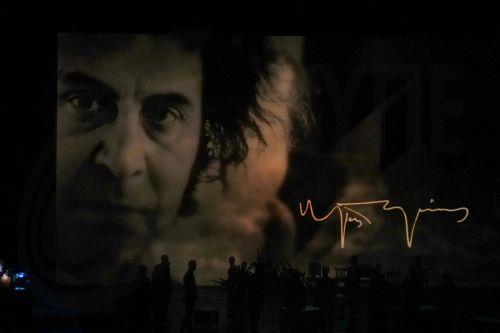 Ο εμβληματικός Ζορμπάς στη Βερόνα για τα 100 χρόνια από τη γέννηση Θεοδωράκη