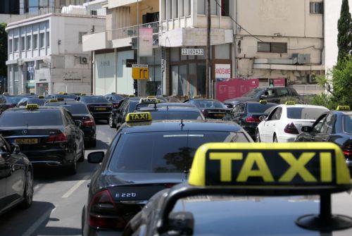 Πρόταση νόμου για πάταξη πειρατείας ταξί στην Επ. Μεταφορών