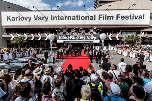 Οι Τζέφρι Ρας και Μπενίσιο Ντελ Τόρο βραβεύονται στο Διεθνές Φεστιβάλ του Κάρλοβι Βάρι