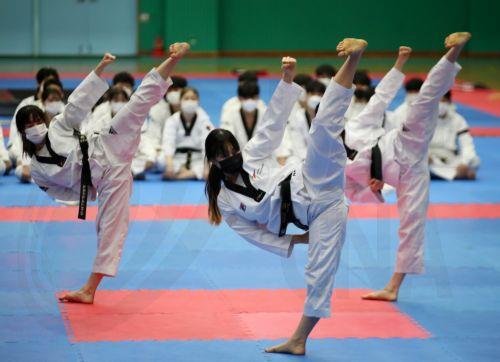 Ομαδική προπόνηση Taekwon-do στην παραλία της Λεμεσού