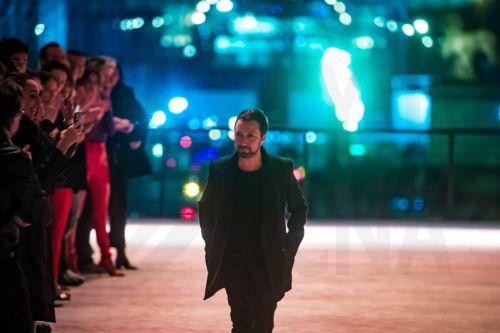 Οι αποχρώσεις του χρυσού κυρίαρχησαν στην επίδειξη της κολεξιόν του Anthony Vaccarello για τον YSL