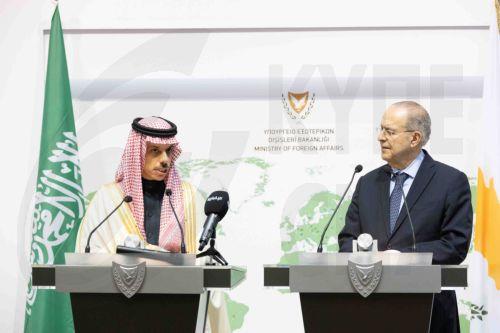 Διμερή θέματα στρατηγικής σημασίας συζήτησε ο Κασουλίδης με τον Σαουδάραβα ομόλογό του