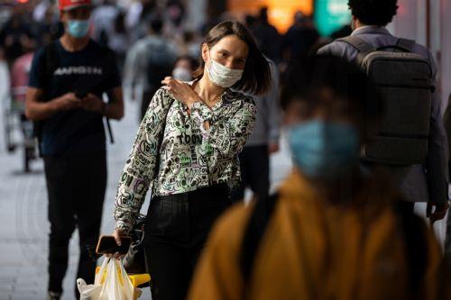 Σε 21.000 τ. αποβλήτων/ημέρα παγκόσμια οδήγησαν οι μάσκες μίας χρήσης το 2020
