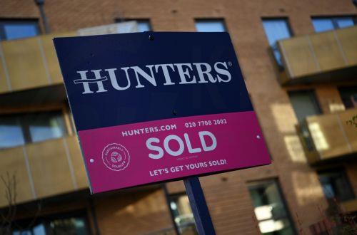 Μεγαλύτερη πτώση από την αναμενόμενη στις τιμές κατοικιών στη Βρετανία τον Απρίλιο