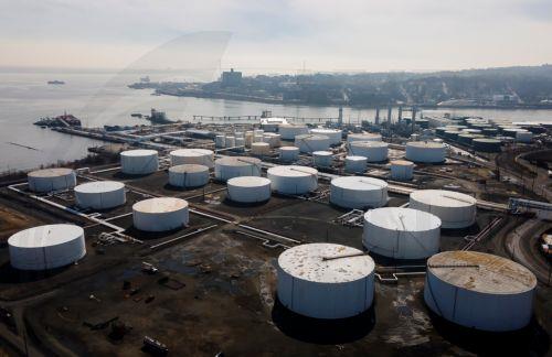 Αναμένουν άνοδο στις τιμές πετρελαίου οι επενδυτές, στροφή προς ασφαλή καταφύγια