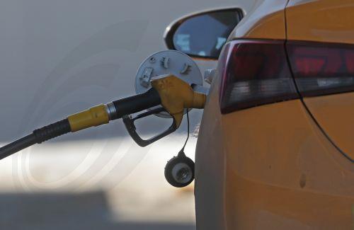 Οι τιμές της βενζίνης στην αντλία ξεπέρασαν ξανά τα τέσσερα δολάρια στις ΗΠΑ