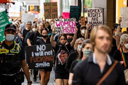 Αδυναμίες στην εφαρμογή νομοθεσίας για βία κατά γυναικών διαπιστώνει η Βουλή
