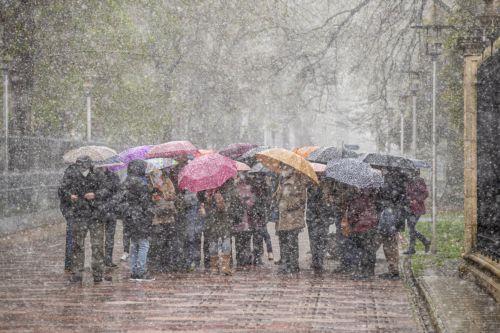 Σοβαρά προβλήματα στις μετακινήσεις σε πολλές χώρες της Ευρώπης από τις χιονοπτώσεις