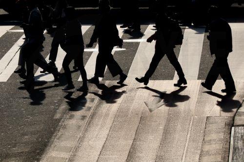 Γυναικείες φιγούρες σε σηματοδότες διαβάσεων πεζών