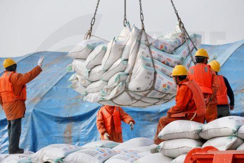 Οι ΗΠΑ σταματούν από την Τρίτη την είσπραξη δασμών που κρίθηκαν παράνομοι