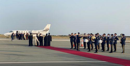 Η Κύπρος υποδέχθηκε το Άγιο Φως με τις Δέουσες Τιμές