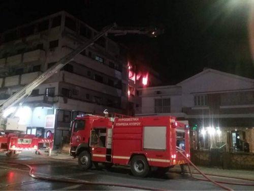 Αυτοκίνητο τυλίχθηκε στις φλόγες μετά από πρόσκρουση στη Λευκωσία, απεγκλωβίστηκε από διερχόμενους ο οδηγός