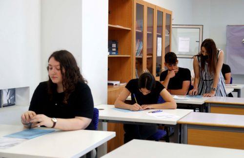 Στο 80% της αναθεωρημένης διδακτέας ύλης η εξεταστέα για Γυμνάσια-Λύκεια, λέει το ΥΠΑΝ