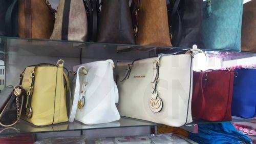 Κατάσχεση πολλών εμπορευμάτων που φαίνεται να είναι απομιμήσεις στην επαρχία Πάφου