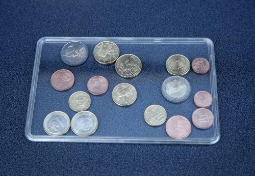 Νο absolute majorities for abolishing 1 and 2 euro cent coins in Cyprus, Greece, Spain