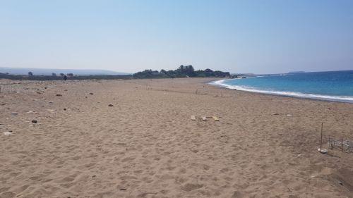 Κινητοποίηση αρχών στην Πάφο μετά τον εντοπισμό μικροπλαστικών σε παραλίες