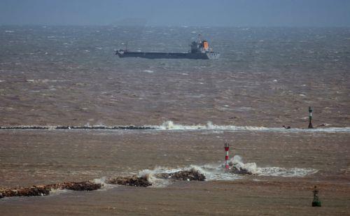 Πλοίο χτυπήθηκε από «άγνωστο βλήμα» στον κόλπο του Ομάν