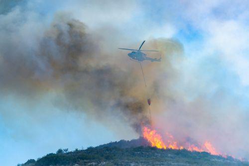 Επιχειρούν οι δυνάμεις πυρόσβεσης για τελική κατάσβεση πυρκαγιάς στην Άλασσα