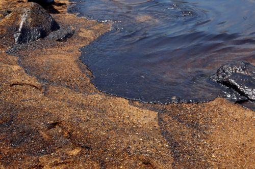 Δεξαμενόπλοιο χτυπήθηκε στο Ντουμπάι, προειδοποιήσεις για διαρροή πετρελαίου
