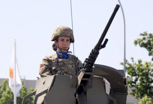 Την έγκριση του διατάγματος για εθελοντική στράτευση γυναικών ανακοίνωσε ο ΥΠΑΜ