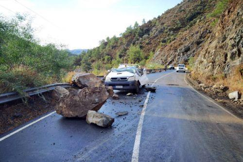 Βράχος καταπλάκωσε όχημα στην επαρχία Λεμεσού, καλά στην υγεία του ο οδηγός