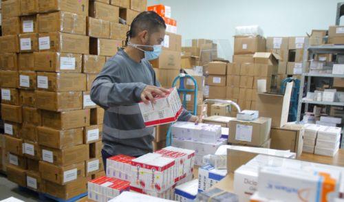 O Τραμπ πιέζει 17 φαρμακευτικές εταιρείες να μειώσουν τις τιμές των φαρμάκων