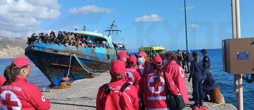 Τρεις μετανάστες νεκροί και 12 αγνοούμενοι από ναυάγιο έξω από τη Μύκονο