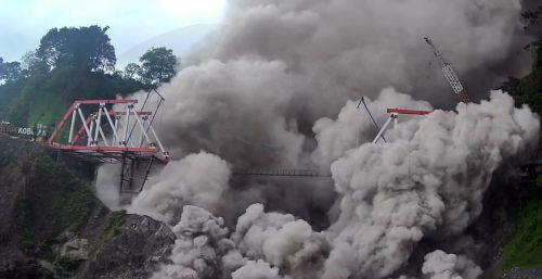 Απομακρύνονται κάτοικοι στην Ινδονησία μετά από έκρηξη ηφαιστείου στο νησί Ιάβα