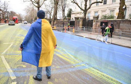 Ακτιβιστές ζωγράφισαν την ουκρανική σημαία στο οδόστρωμα έξω από τη ρωσική πρεσβεία στο Λονδίνο