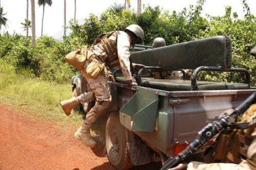 Έξι στρατιωτικοί νεκροί στον Νίγηρα σε επίθεση «ένοπλων» εναντίον πετρελαιαγωγού
