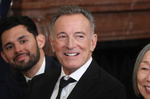 Με το «Εθνικό Μετάλλιο των Τεχνών» τιμώνται Μίντι Κάλινγκ, Μπρους Σπρίνγκστιν και Βέρα Γουάνγκ