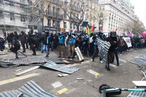 Μαζικές διαδηλώσεις και συγκρούσεις με την αστυνομία στη Γαλλία
