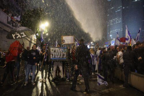 Εκτεταμένες διαδηλώσεις στο Ισραήλ κατά της απόφασης Νετανιάχου να καθαιρέσει τον ΥΠΑΜ Γιοάβ Γκάλαντ