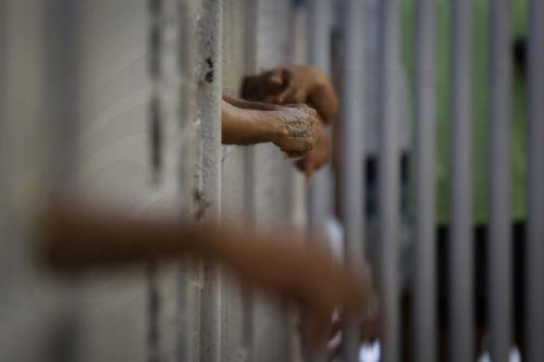 Ο Τραμπ δημιουργεί μαύρη λίστα με κράτη που κρατούν Αμερικανούς στις φυλακές