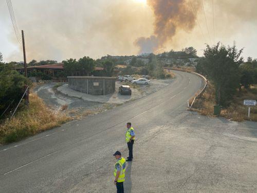 Σε εξέλιξη η φωτιά, έκλεισε ο δρόμος Χοιροκοιτίας-Βάβλας [ΒΙΝΤΕΟ]