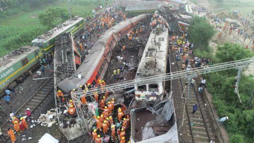 Στους 288 οι νεκροί από σύγκρουση τρένων στην Ινδία